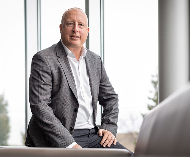 高级副总裁，商务 Steve Sparkes 