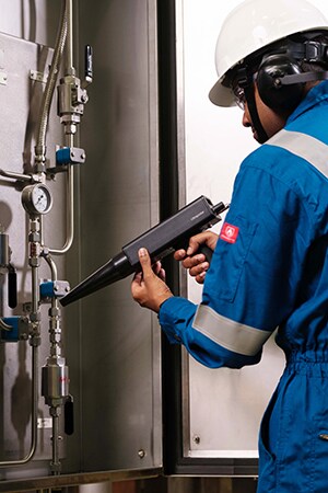 现场员工进行排放试验