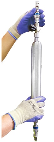 技术人员正在搬运一个长尺寸取样钢瓶