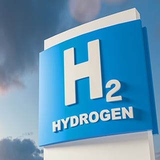 Panneau indiquant H2 Hydrogen à l’extérieur d’une installation de production