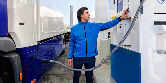 男子为氢燃料电池汽车重卡加氢