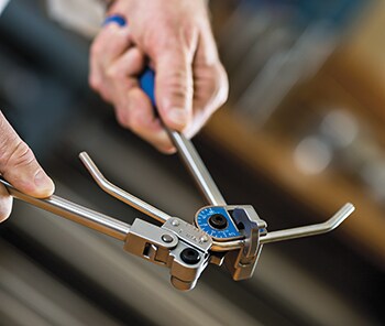 使用中的弯管工具