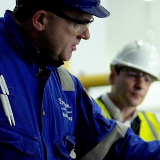 Ein Field Engineer von Swagelok berät und unterstützt beim Bau eines Fluidsystems