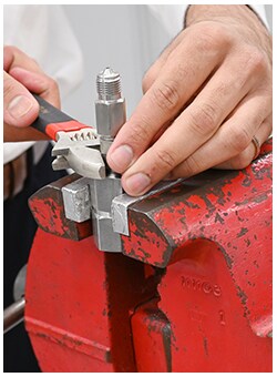 小孔径卡套管接头的安装