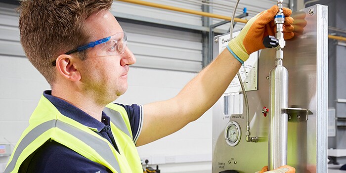 工程师采集化学样品