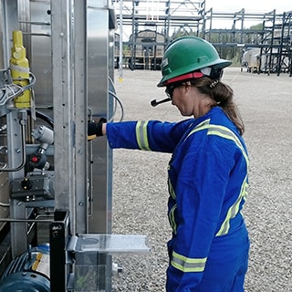 Stacey Phillips, la directora de ingeniería de campo de Swagelok para el continente americano, utiliza unos cascos de realidad aumentada para hacer una evaluación del equipo analítico de una instalación de procesamiento de gas natural con un equipo virtual.