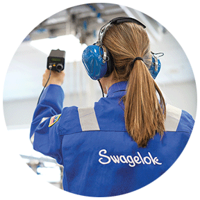 Ingenieros de campo Swagelok utilizando un detector de fugas por ultrasonidos