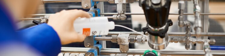 Ingenieros de campo Swagelok utilizando el detector de fugas líquido Snoop