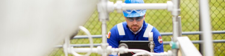 Ingenieros de Campo Swagelok identificando fugas en el sistema